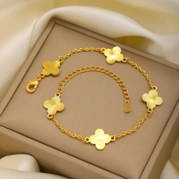 Elegant Gold Clover Bracelet - Picture 1 of 4